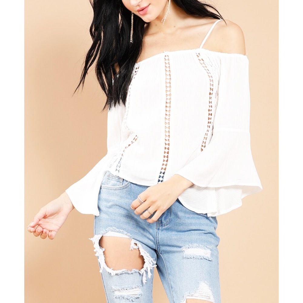 White new off the shoulder top 💛